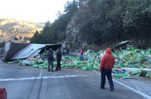El accidente se registró a la altura del kilómetro 62, en dirección a la Angelópolis, en los límites del Estado de México y Puebla.