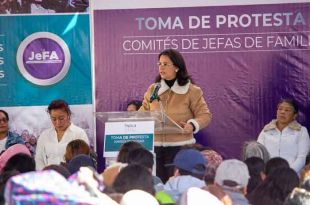 Cientos de mujeres tomaron protesta en Toluca como integrantes de la AC.