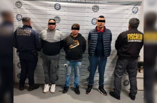 En calle Margaritas detuvieron a tres personas del sexo masculino a bordo del auto señalado, identificadas como Arturo “N”, Hirving “N” y Everardo “N”, quienes también portaban un cuchillo.