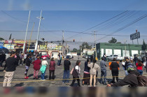 Habitantes de la colonia San José, en Chicoloapan, bloquearon la carretera federal México-Texcoco, a la altura de Las Fuentes.