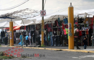 Derriba puestos con camioneta y mata a balazos a comerciante
