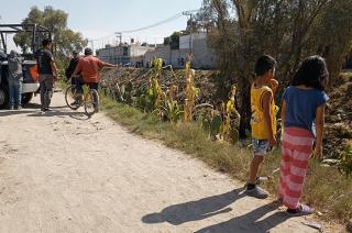 Se reportó el hallazgo de una bolsa negra con restos humanos a la orilla de un canal de aguas negras.