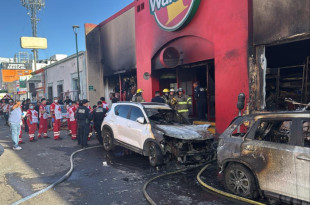 Vista del incendio en la tienda Waldos en el centro de Hermosillo