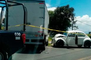 El accidente se registró alrededor de las 15 horas, ciando un camión con caja seca se impactó contra un auto compacto