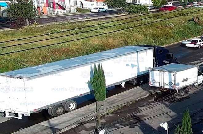 Recuperan trailer robado en Atlacomulco
