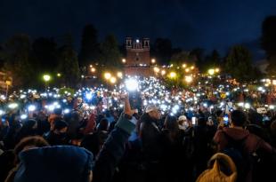 El alcalde Fernando Flores Fernández puso en marcha las actividades del Foro con Causa en el parque de la Providencia, dándole la bienvenida a los distintos países participantes al festival.