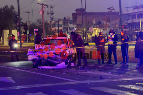 El Nissan Tsuru quedó incrustado en la parte trasera del camión de carga tras el impacto