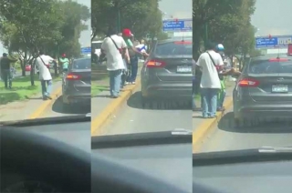 #Toluca Video: Automovilista regala tortas a tragafuegos y limpiaparabrisas