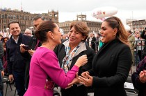 La gobernadora mexiquense saludó en primera fila a la presidenta de México.