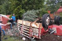 La volcadura del camión de carga, se registró esta tarde