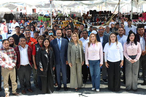 La presidenta municipal, Romina Contreras, y la alcaldesa de San Mateo Atenco, Ana Muñiz, inauguraron esta expo-venta itinerante, que visita Huixquilucan por segunda ocasión.
