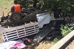 Una camioneta Nissan tipo estaquitas blanca salió de la vía y se fue al fondo del precipicio.