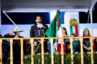 Isaac Montoya Márquez, presidente municipal de Naucalpan, durante la ceremonia del Grito de Independencia 2025
