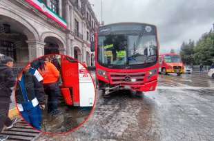 Un autobús de la Línea Xinantécatl terminó contra un poste frente al Palacio de Gobierno de Toluca.