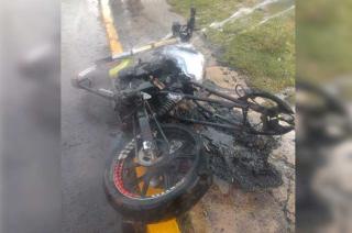 La gente quemó la moto en la que se transportaban los criminales.