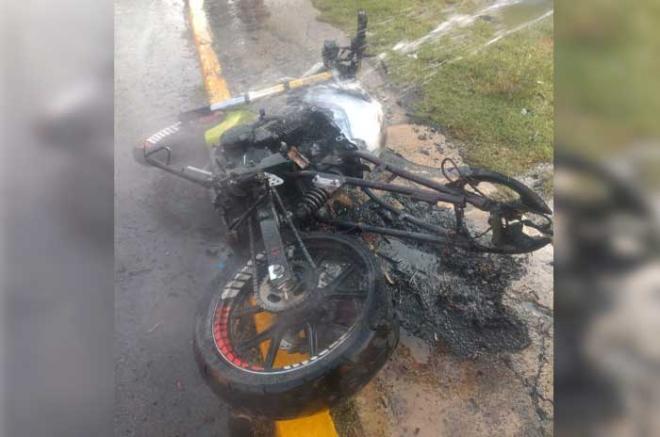 La gente quemó la moto en la que se transportaban los criminales.