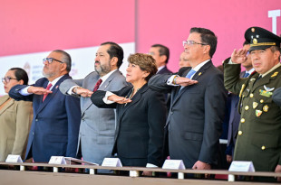 La Gobernadora Delfina Gómez Álvarez preside esta ceremonia que simboliza la unidad y el trabajo conjunto por la paz y el bienestar social.