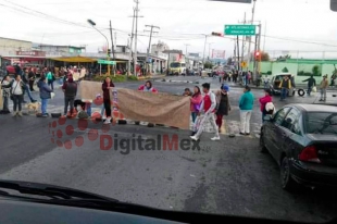 Bloquean entradas a Temoaya para que apoyen escuela; caos vial en la zona