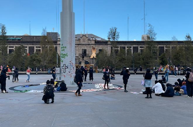 Con pancartas, lonas y pintas se desarrolló la marcha por el 25N este viernes en la capital mexiquense.