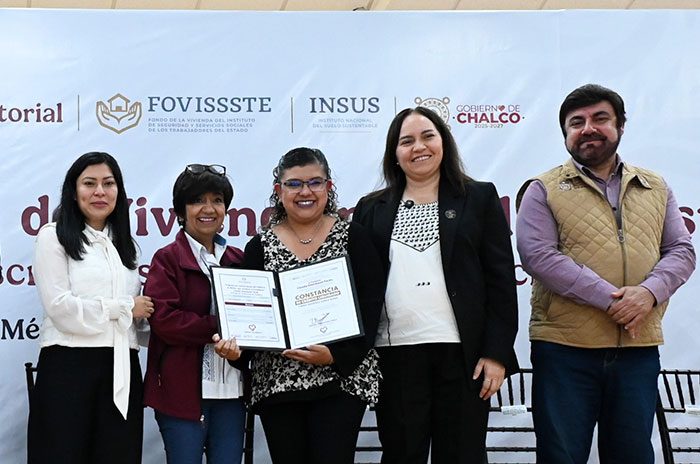 Autoridades federales, estatales y municipales encabezaron la entrega de escrituras y finiquitos de créditos del FOVISSSTE en Chalco.