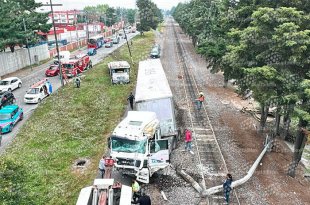El tráiler derribó un poste de luz y terminó sobre las vías del tren en Paseo Tollocan, a la altura de la planta Nestlé, en Toluca.