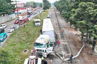El tráiler derribó un poste de luz y terminó sobre las vías del tren en Paseo Tollocan, a la altura de la planta Nestlé, en Toluca.
