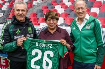 Delfina Gómez y Javier Aguirre durante el encuentro con la Selección Mexicana en Toluca.