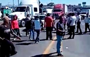 Se enfrentan por el control de la caseta en la #México-Querétaro