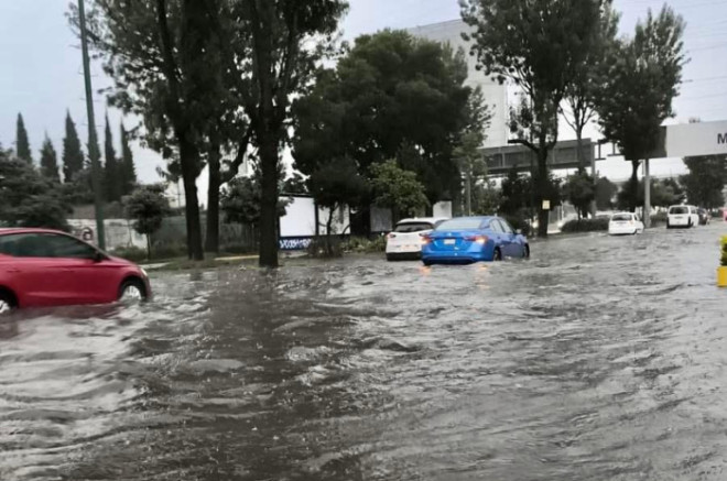 Autos detenidos por encharcamiento tras fuerte lluvia