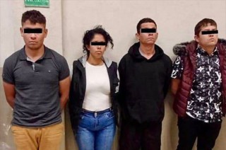 Se localizaron uniformes y equipo táctico, cuatro teléfonos celulares, y una bolsa con hierba verde y seca con las características de la marihuana