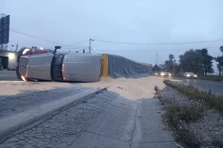 Según los primeros reportes, el conductor perdió el control del vehículo, provocando el volcamiento y el derrame de arena sobre el asfalto.
