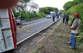 Auto impacta tráiler en #Tejupilco; muere una mujer