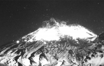 #Video: explosión con fragmentos incandescentes del #Popocatépetl, esta madrugada