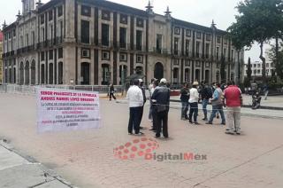Los manifestantes cerraron la calle Independencia donde indicaron que los adeudos van desde los 500 mil hasta el millón y medio de pesos