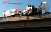 Revolvedora queda colgada en puente de Zinacantepec