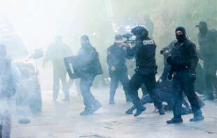 Utilizaron gases lacrimógenos para reprimir la protesta y detener en total a siete personas, lo cual quedó grabado en video