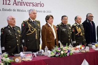 Gómez Álvarez entregó reconocimiento a destacados integrantes de la Fuerzas Armadas.