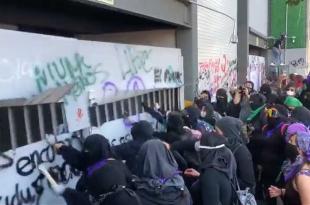 Momento en que feministas radicales irrumpen en el edificio