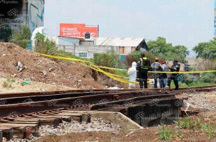 Autoridades investigan un posible homicidio tras una riña; la Fiscalía del Estado de México inició diligencias y trasladó el cuerpo al Servicio Médico Forense.