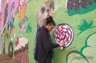 Durante poco más de un mes quince personas se involucraron en la realización del mural de 840 metros cuadrados