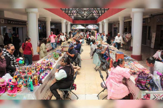 El bazar busca acercar a la ciudadanía con creadores locales, en un espacio que promueve la creatividad, la identidad cultural y el consumo responsable con piezas únicas.