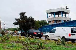 Dos sujetos intentaron interceptar a un vehículo tipo Chevrolet Aveo que avanzaba en la zona