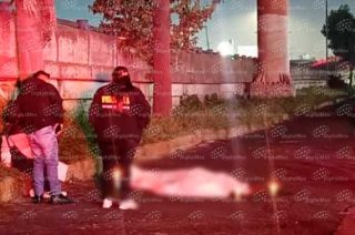 Personal forense del área de hechos de tránsito realiza las diligencias para determinar si la víctima cayó de la motocicleta