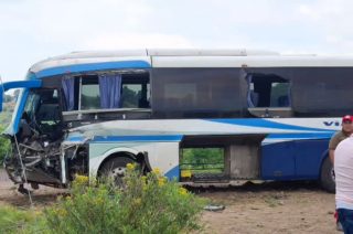 El autobús de pasajeros terminó con severos daños tras chocar contra un tráiler sobre el Libramiento de Santiago Aculzilapan, en Atlacomulco.