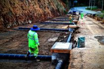 Personal realiza trabajos de mantenimiento mayor en rampas de emergencia de la carretera Toluca-Taxco.