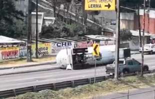 Una pipa y un tráiler volcaron en la carretera México-Toluca durante el mediodía de este domingo