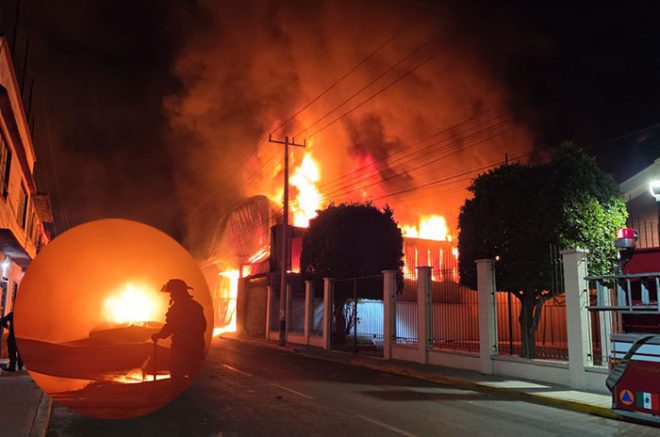 Más de 300 elementos, incluidos bomberos de varios municipios y personal de Marina, trabajan para contener las llamas.