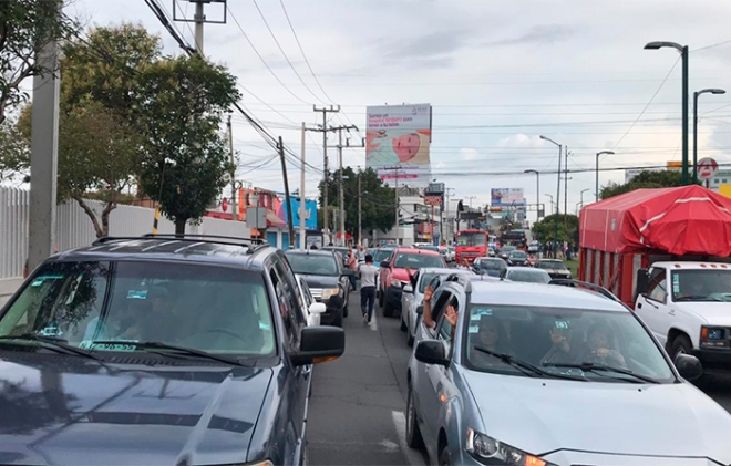 #Toluca: Manejan y muestran su fe en caravana; oran por la salud