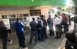 Altercados entre votantes y funcionarios de casillas por retraso en la instalación