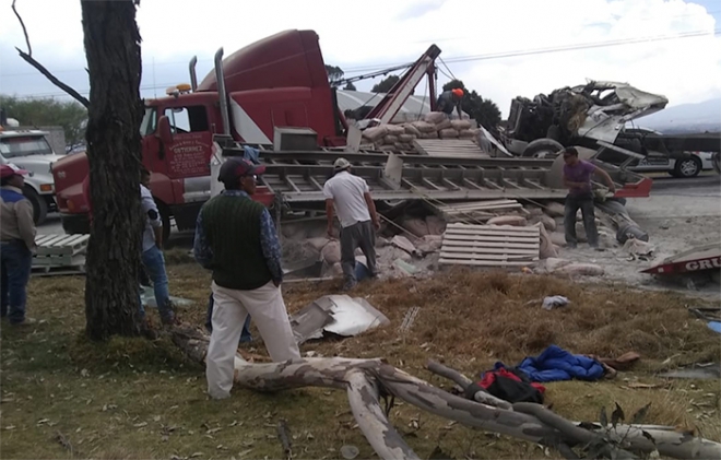 Muere prensado taxista al chocar camión en la Toluca-Zitácuaro